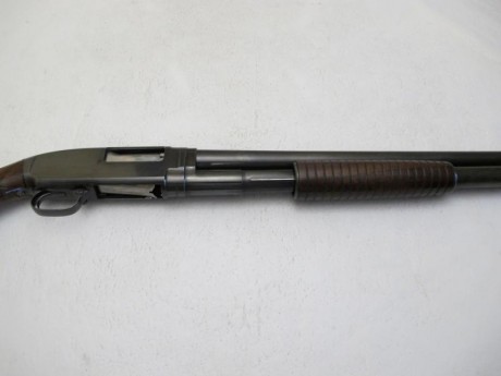 Buenos días para todos,

vendo escopeta de corredera Winchester modelo 12 de trombón y calibre 12, que 01