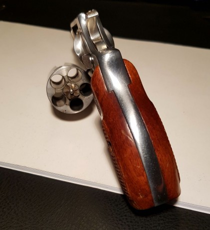 Se pone  a la venta revolver Astra 680, calibre 38 especial...se entrega con funda interior, precio 120€, 02