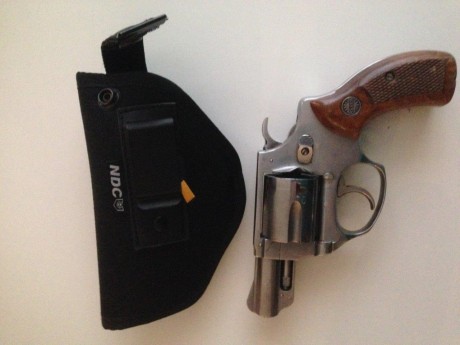 Se pone  a la venta revolver Astra 680, calibre 38 especial...se entrega con funda interior, precio 120€, 01