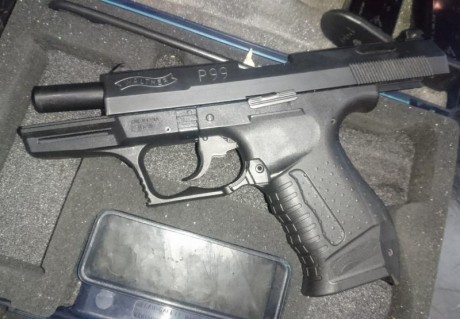 Un compañero vende una  Walther P99 en 9mm pb con unos 300 disparos hechos . 
Incluye maletín original, 00