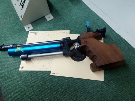 Se vende Anschüzt Lp@ de aire comprimido en muy buen estado. Se vende con dos bombonas, maletín y la barra 02