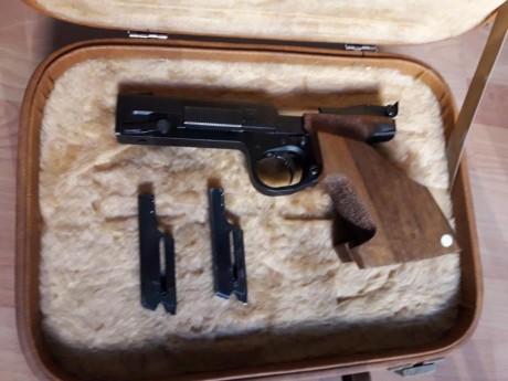 Vendo pistola FAS Cal 32 con cachas anatómicas regulable, maletín y dos cargadores, en buen estado, pequeñas 02