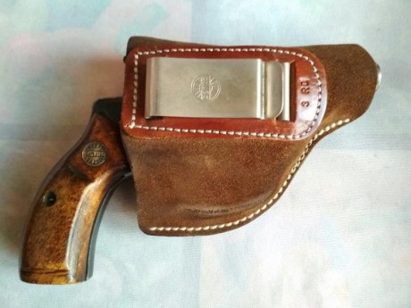 Un compañero vende este revólver.... se escuchan ofertas 02