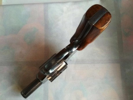 Un compañero vende este revólver.... se escuchan ofertas 01