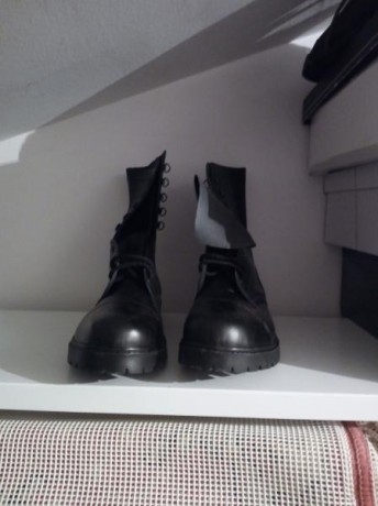 Vendo botas militares para caza,seguridad,ejercito,etc...Varias tallas:2 nº 45,2 nº46 y una numero 47.Precio 01
