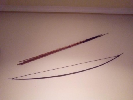 Arco "long Bow" de caza de la tribu Dani Dugum, con seis flechas talladas para diferentes presas 02