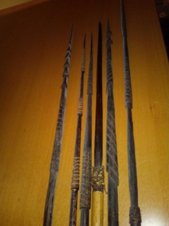Arco "long Bow" de caza de la tribu Dani Dugum, con seis flechas talladas para diferentes presas 00