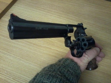 vendo revolver calibre 32 alfa proyet de 6"
muy buen estado 250 tiros
esta en madrid
precio 390 mas 01
