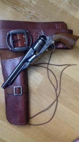   Vendo réplica HEGE-UBERTI Colt 1860, modelo militar con fijaciones para culatín y funda de cuero. 200€ 00