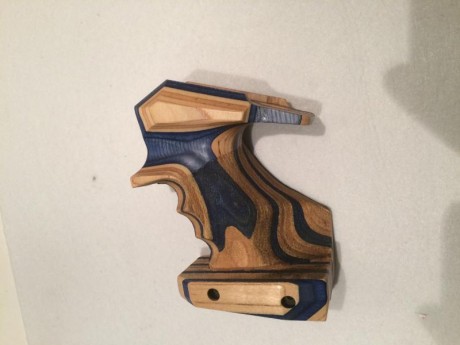 Vendo cacha para zurdo tamaño M perfecto estado sin retoques muy poco usada para Walther LP 300 XT.

Precio 01