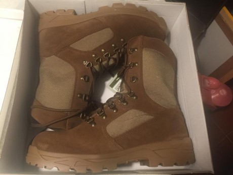 Se venden botas de campaña ligeras. Nuevas en caja y con su etiqueta
Número: 43

ESPECIFICACIONES TÉCNICAS:

Bota 12