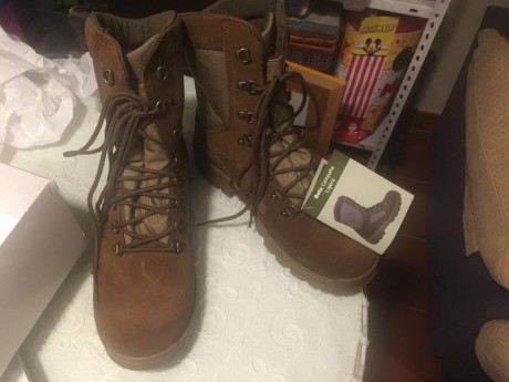 Se venden botas de campaña ligeras. Nuevas en caja y con su etiqueta
Número: 43

ESPECIFICACIONES TÉCNICAS:

Bota 22