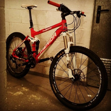 Pues eso cambio btt Merida one twenty montada completa en XT con frenos de 180. Suspensión delantera FOX 00