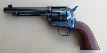 Lo dicho compañeros cambio un revolver Uberti Cattleman 1873 45 lc guiado en AE en excelente estado.
Me 00