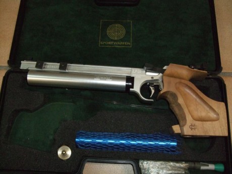 Vendo pistola Steyr lp10 en perfectas condiciones.Culata talla L.Una bombona de aire caducó en octubre 00