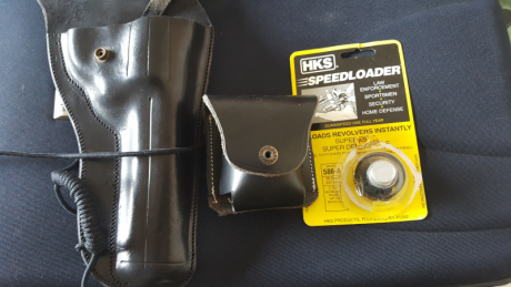 SE VENDE FUNDA REVOLVER DE 6"ARTESANAL,  MAS  UN CARGADOR RAPIDO DE REVOLVER USADO UNA VEZ PARA PROBARLO, 100