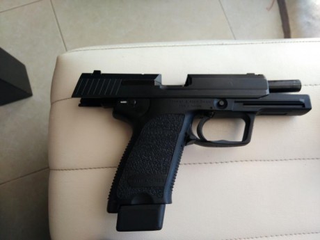 Hola vendo HK usp 9 mm con 4 cargadores funda y pota cargador por 350 euros portes aparte el arma se encuentra 00