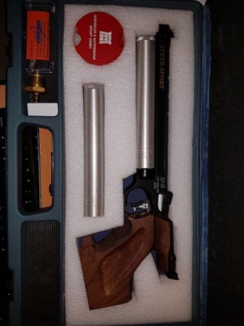 Un amigo vende una Steyr Mannlicher LP10 con dos bombonas de aire originales. Pistola del año 2000, recién 10