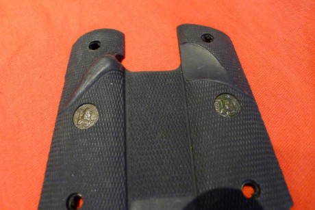 Vendo o cambio 2 cachas de goma pesada marca Pachmayr para pistolas monohilera 1911, una ambidiestra y 00