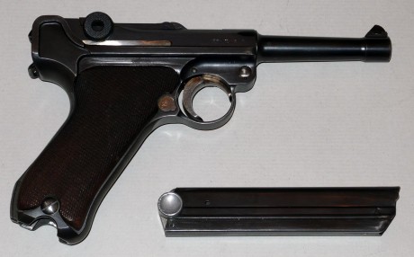 Se vende Luger P08 S/42 año 1936 calibre 9mm todos los números coincidentes, el estado es excepcional, 11