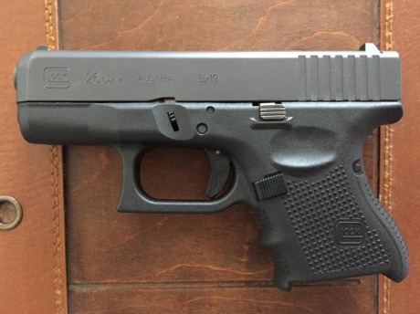 HOLA, vendo glock, 26, 4ª generación, guiada en A. calibre 9x19 mm.
La compre nueva en junio y tiene 25 01