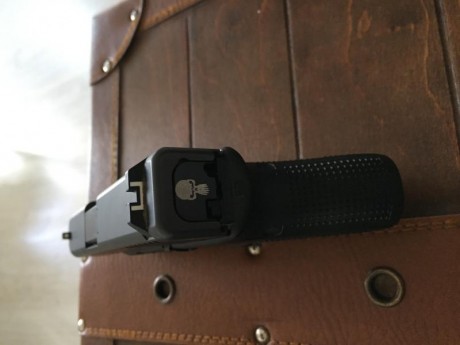 HOLA, vendo glock, 26, 4ª generación, guiada en A. calibre 9x19 mm.
La compre nueva en junio y tiene 25 12