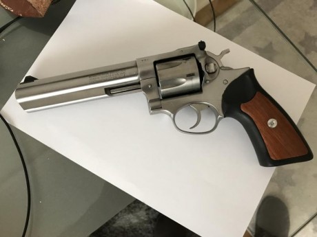Pues eso vendo Ruger gp100 357 impoluto. ( más dies más funda) Pocos disparos. 6 pulgadas precio 500 euros. 02