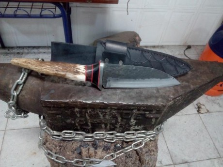 Acero al carbono 1095, acabado brut.
Vaciado convexo
Longitud hoja: 15cm
Longitud total: 30cm
Grosor: 02