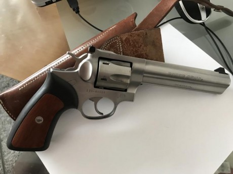 Cambio Ruger gp100 357 en muy buen estado por pistola olímpica del 22, aportaría diferencia si fuera necesario. 01