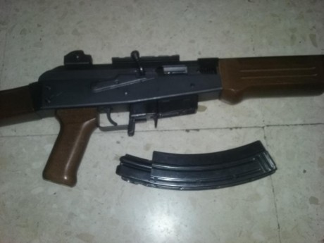 Me interesa cambiar una replica del fusil Galil , marca jager modelo ap84 en 22lr. Con un cargador y rail 02
