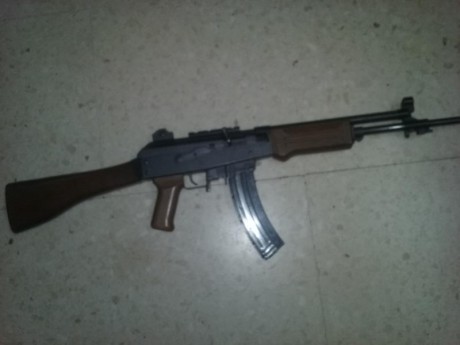 Me interesa cambiar una replica del fusil Galil , marca jager modelo ap84 en 22lr. Con un cargador y rail 01