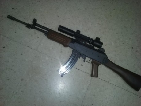 Me interesa cambiar una replica del fusil Galil , marca jager modelo ap84 en 22lr. Con un cargador y rail 00
