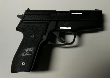 Se vende Sig Sauer P229 calibre 40SW, fabricación alemana, con tres cargadores sig, funda exterior de 02