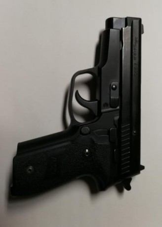 Se vende Sig Sauer P229 calibre 40SW, fabricación alemana, con tres cargadores sig, funda exterior de 01