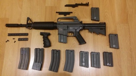Replica de airsoft del XM177 fabricada por Classic Army. Fullmetal, usada solo para displays. Funciona 02