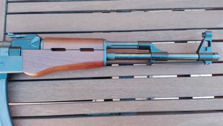 Ésta no quería venderla, pero hay que hacer caja.
Es una copia del AK-47 en 22lr, seguramente la copia 11