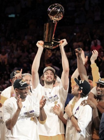 Haber si aprenden los de la seleccion

 http://www.rtve.es/deportes/20100618/pau-gasol-consigue-su-segundo-anillo-nba/336141.shtml 00