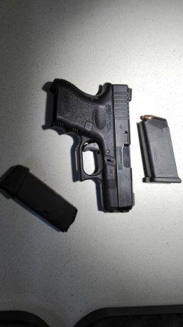 Cambio Glock 26 Gen3 con miras de fibra Truglo más las originales, dos cargadores de 10 y 12, retenida 02