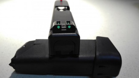 Cambio Glock 26 Gen3 con miras de fibra Truglo más las originales, dos cargadores de 10 y 12, retenida 01