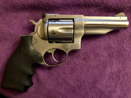 Se vende Ruger Redhawk 45 colt 5¨ en perfecto estado por poco uso al trabajar en el extranjero. Caja original, 01