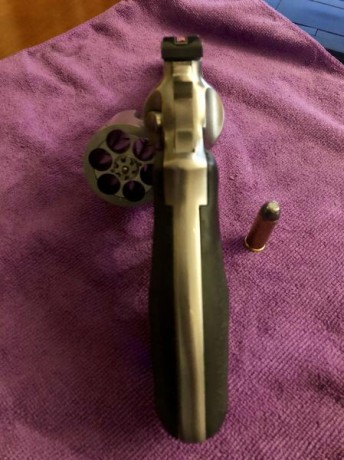 Se vende Ruger Redhawk 45 colt 5¨ en perfecto estado por poco uso al trabajar en el extranjero. Caja original, 00