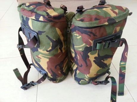 Vendo estos dos bosillos laterales de la mochila ALPINE LOWE STING, estan en perfecto estado y son dificiles 02