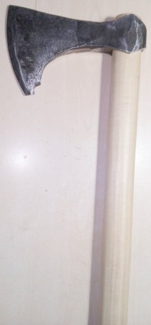 Buenas, vendo o CAMBIO POR PISTOLA PERCUSIÓN AVANCARGA (SEGÚN PRECIO...) varias espadas, lanzas, hachas, 10