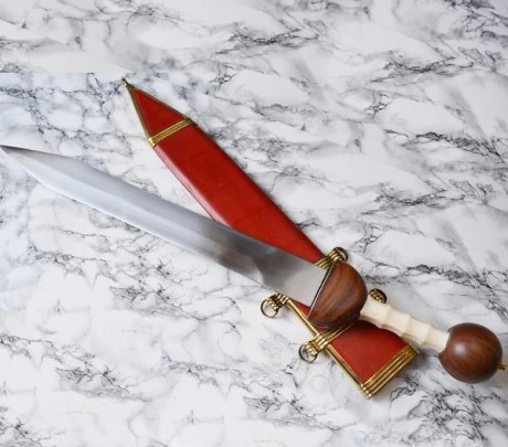 Buenas, vendo o CAMBIO POR PISTOLA PERCUSIÓN AVANCARGA (SEGÚN PRECIO...) varias espadas, lanzas, hachas, 60