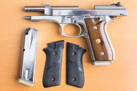Vendo pistola Taurus PT99 de 9mm Para. Corredera acero inox. Cachas originales + Hogue neopreno.
2 cargadores. 02