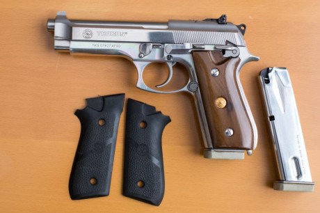 Vendo pistola Taurus PT99 de 9mm Para. Corredera acero inox. Cachas originales + Hogue neopreno.
2 cargadores. 01