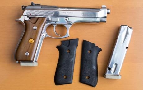 Vendo pistola Taurus PT99 de 9mm Para. Corredera acero inox. Cachas originales + Hogue neopreno.
2 cargadores. 00
