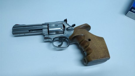 Revolver Smith & Wesson modelo 686 de  4 pulgadas  de calibre 357 magnum (y 38 especial para competición 01