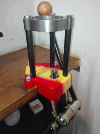 La quiero desmontar para pintarla de otro color y he topado con estos dos pasadores que creo que estan 40