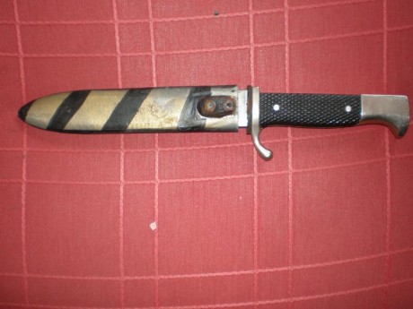 Hola buenas e encontrado este cuchillo en el "armario de los milagros"
Tiene el mismo patron 01